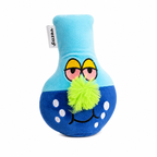 Juguete de peluche para perros marca Verný con forma de matraz de laboratorio azul. Tiene una cara divertida con ojos semicerrados, nariz de pompón verde y puntos blancos que simulan burbujas.